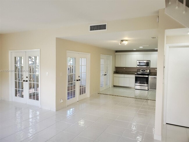 Building Photo - 561 Racquet Club Rd