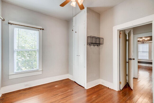 Building Photo - 826 W Mulberry Ave
