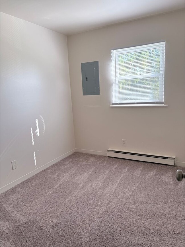 Building Photo - Large 2 bedroom apartment with washer/drye...