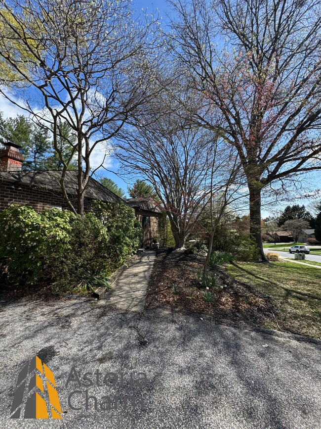 Building Photo - Spacious 5 Bedroom 3 Bath + Den Single Family Detached Home