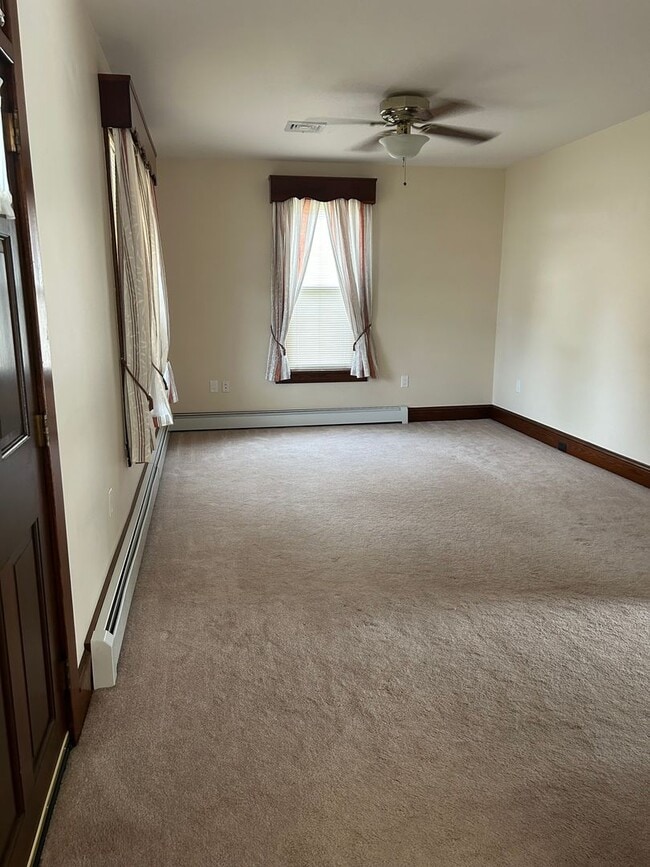 Building Photo - 3 Bedroom, 1.5 bathroom Home with 2-Car Garage!!