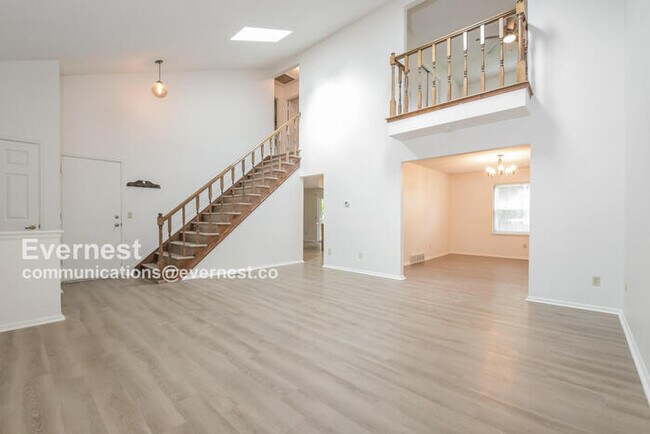 Building Photo - 144 Willow Pl S