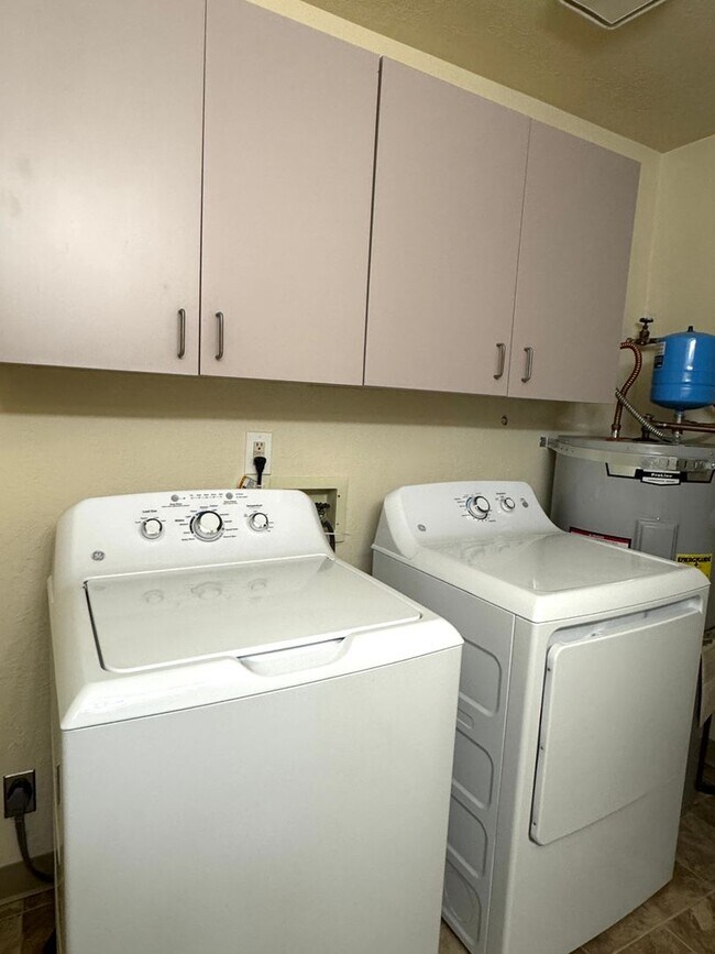 Building Photo - Silverdale - Chico Way neighborhood 3 bedroom duplex now available