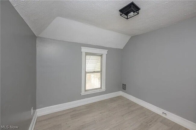 Building Photo - Comfortable & Convenient Cleveland Living