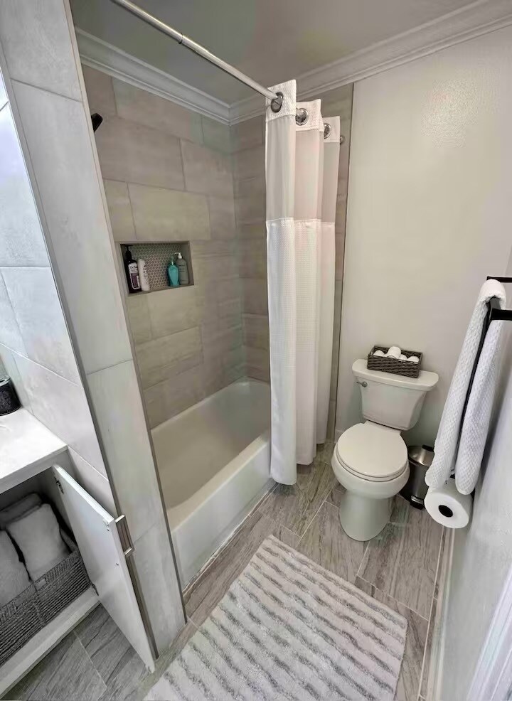 Building Photo - 2210 Christian St