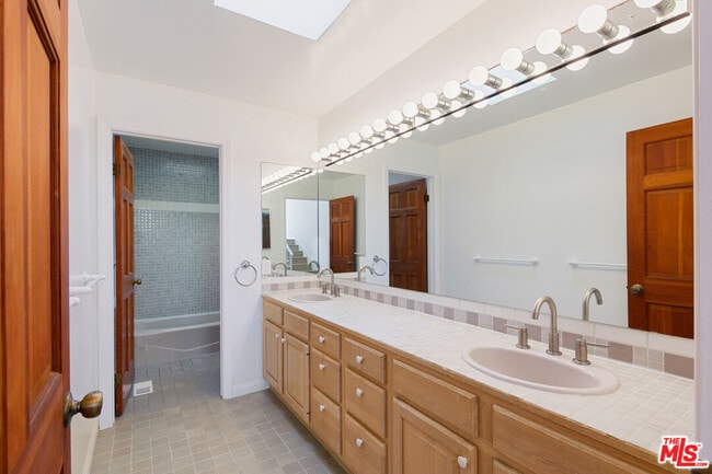 Building Photo - 31763 Cottontail Ln