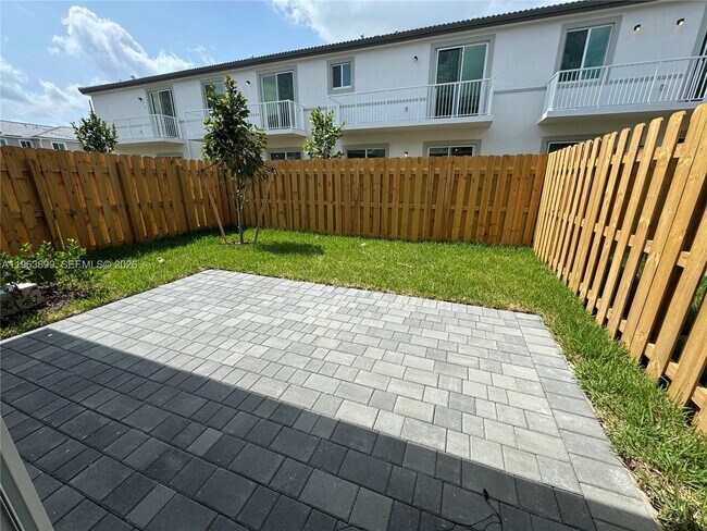 Building Photo - 738 SE 13th Ct