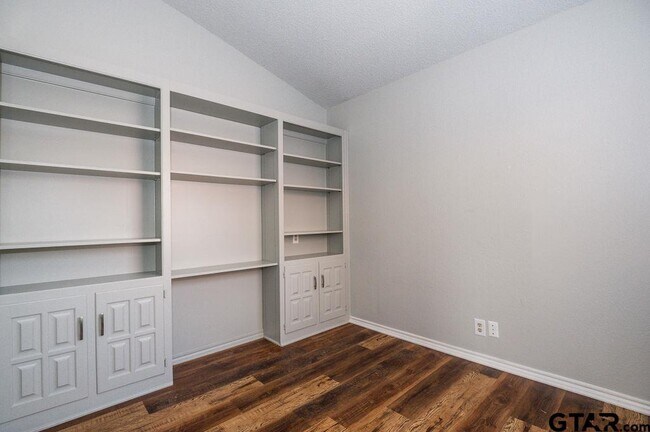 Building Photo - 5809 Hollytree-