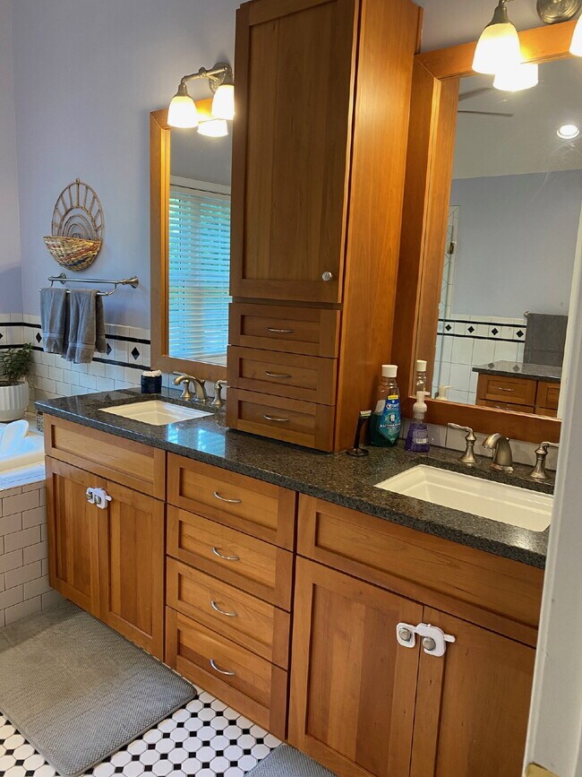 Building Photo - A Perfect Blend of Comfort and Convenience