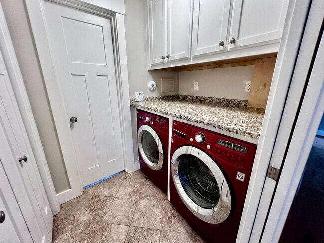 Building Photo - Beautiful waterfront home