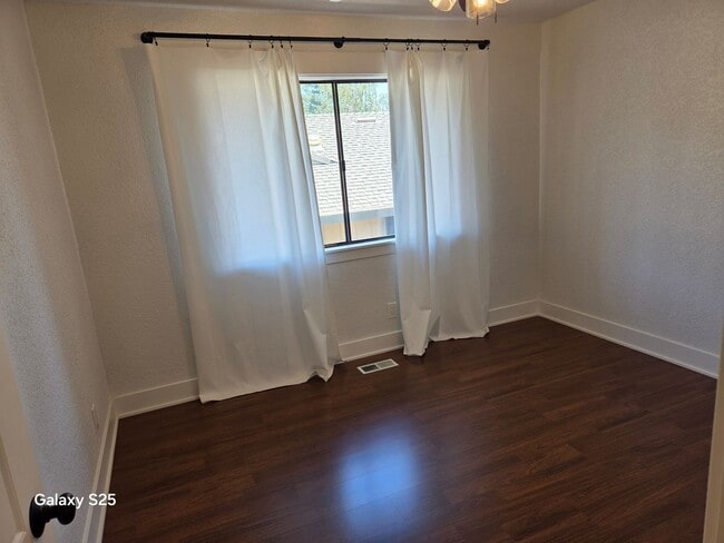 Building Photo - Large Four Bedroom with a Pool in Folsom