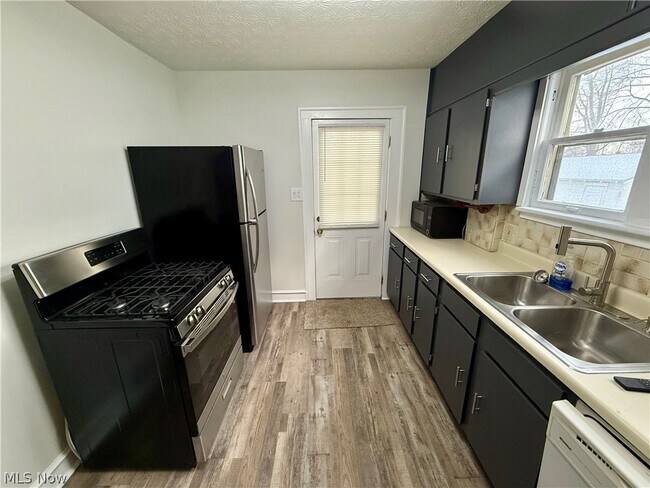 Building Photo - 835 Inman St