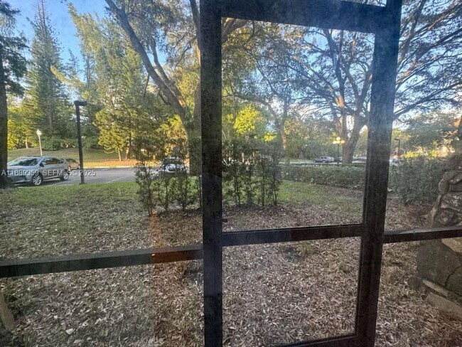 Building Photo - 3720 Inverrary Dr