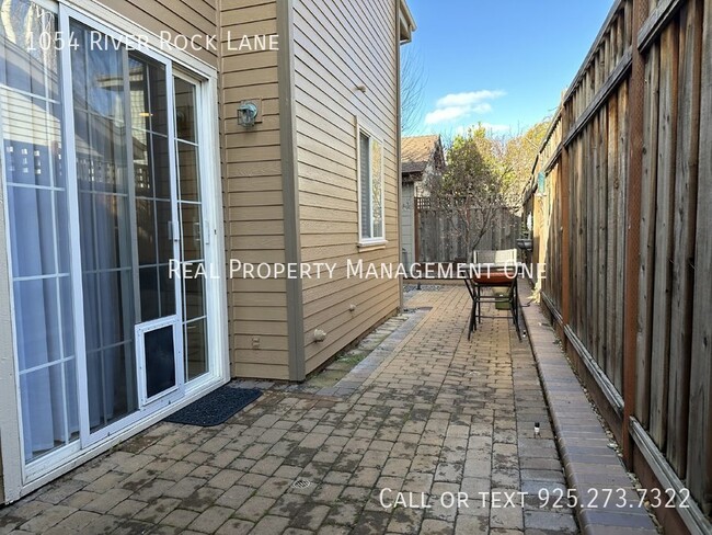 Building Photo - Gorgeous 3 Bed, 2 1/2 Bath Single-Family H...