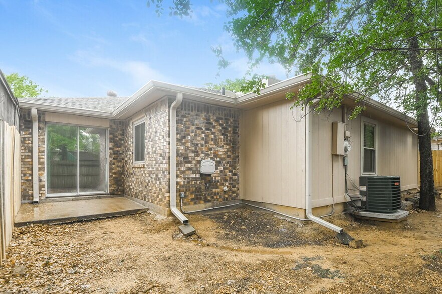 Building Photo - 1121 Cardinal Oaks Dr
