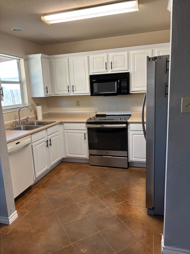 Building Photo - 1115 Oakridge Dr