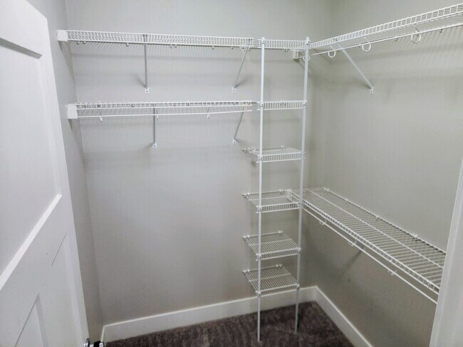 Building Photo - 2728 Yordi Dr