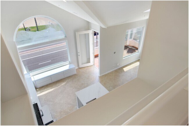 Building Photo - Oceanfront Penthouse in Huntington Beach!!