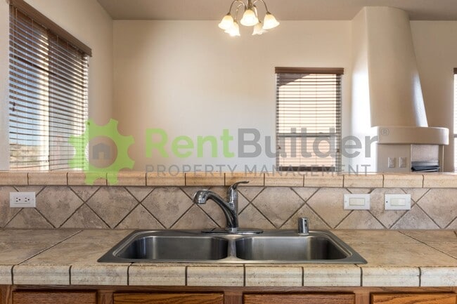 Building Photo - Model Perfect Living in Beautiful Loma Pinon