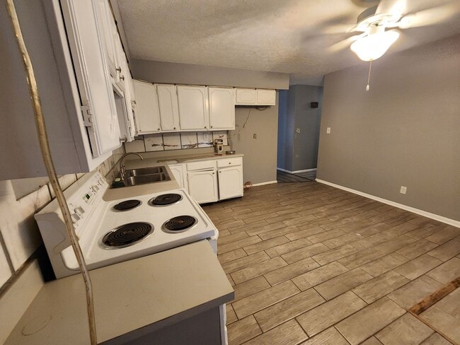 Building Photo - 3 Bedroom, 2 Bathroom Home