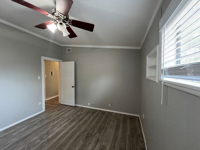 Building Photo - 3309 Mahan Dr
