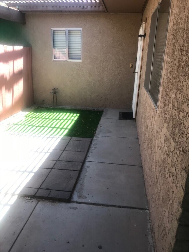 Building Photo - Centrally located 3 bedroom condo