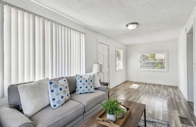 Building Photo - Housing Voucher Accepted: Charming 4-Bedroom Home in Saint Petersburg