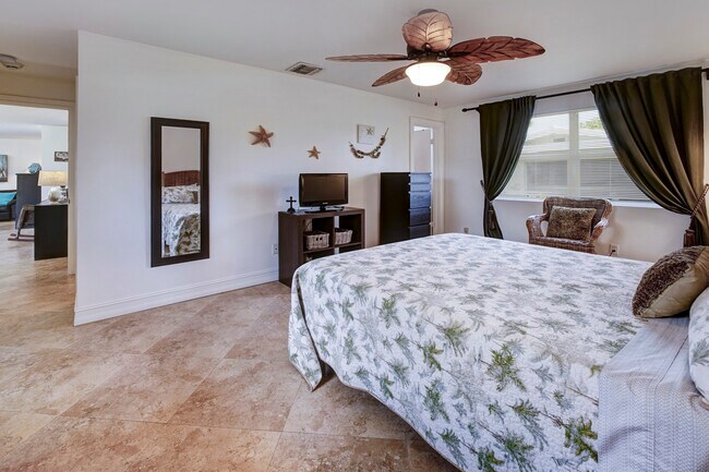 Building Photo - 2731 NE 53rd St