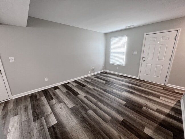 Building Photo - Three Bedroom Townhome in Covington!