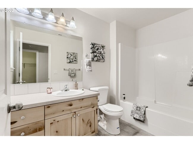 Building Photo - 3/2.5 Townhome with walking trails outside backyard!