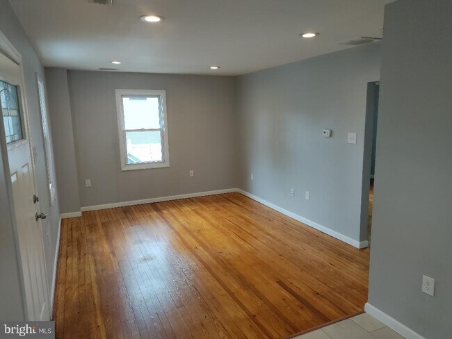 Primary Photo - 722 Longwood Ave