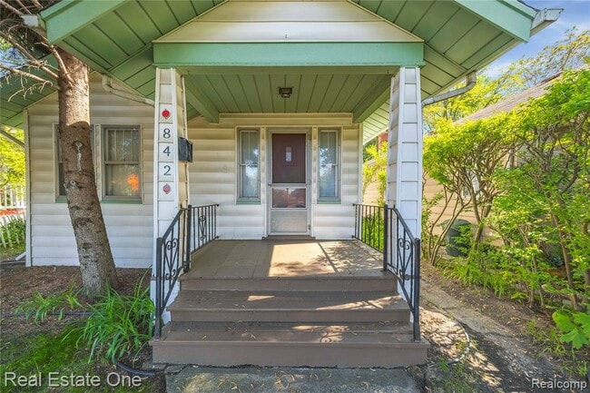 Building Photo - 842 E 10 Mile Rd