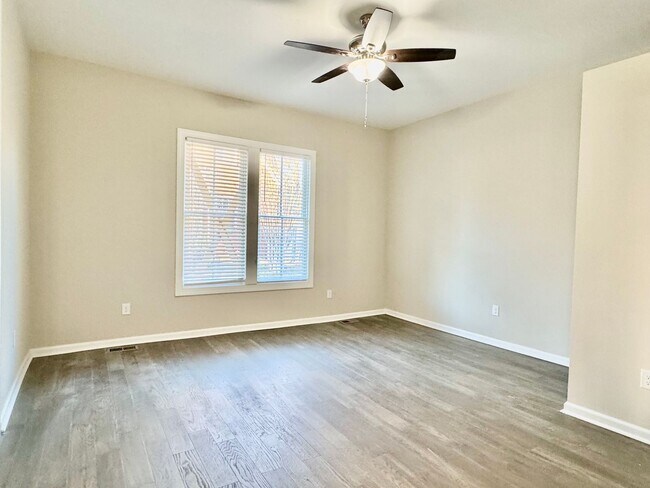 Building Photo - 218 College St