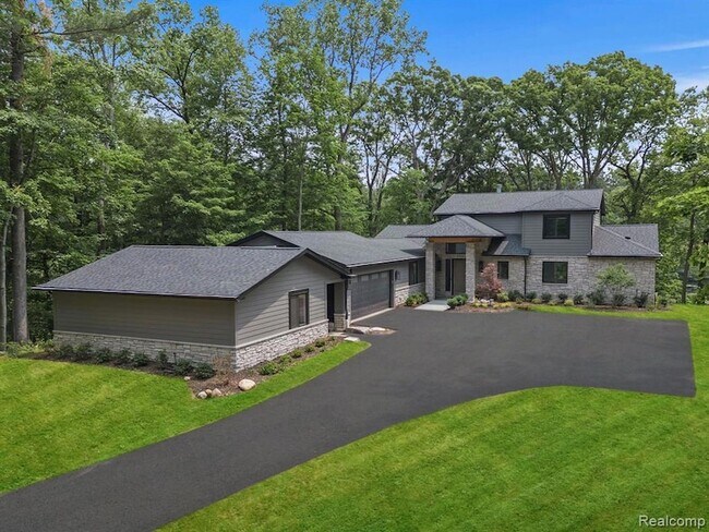 Building Photo - 3511 Lakecrest Dr