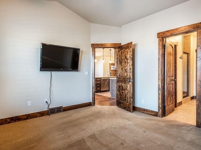 Building Photo - Desirable Black Rock Ridge with Mountain V...