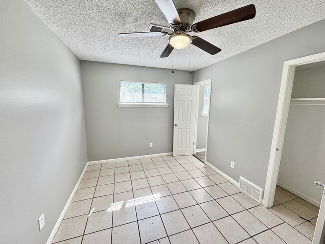 Building Photo - 5168 Corkwood Dr