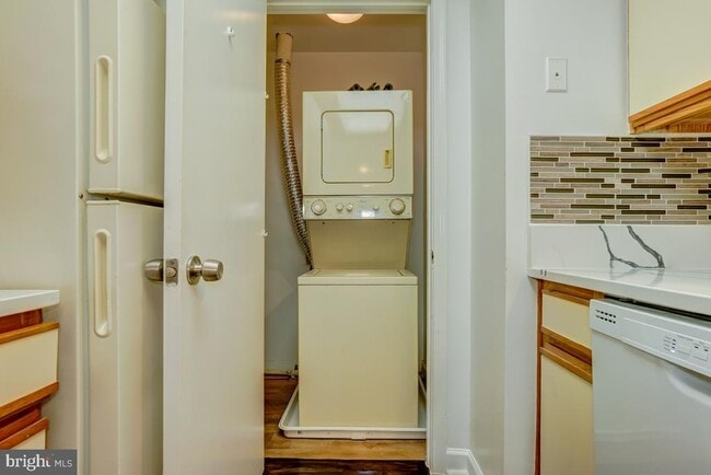 Building Photo - 3301 Sir Thomas Dr