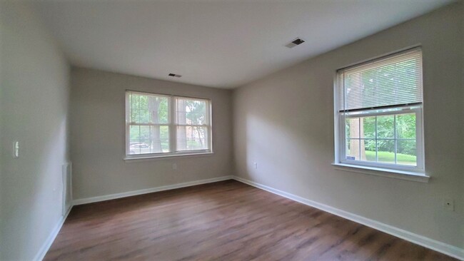 Building Photo - Beautifully Renovated 2 Bedroom, 2 Full Ba...