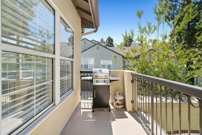 Building Photo - Upgraded 2-Bedroom in Gated Summit Community