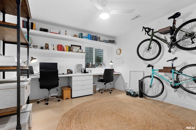 Building Photo - 824 W Moss Ave