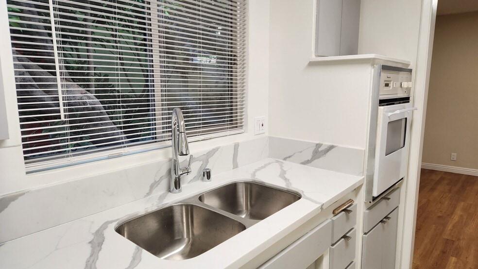 Kitchen - 1637 Veteran Ave