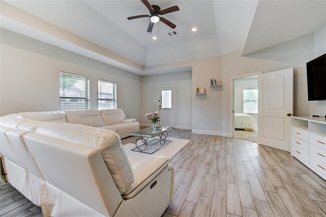 Building Photo - 3805 Shelby Cir