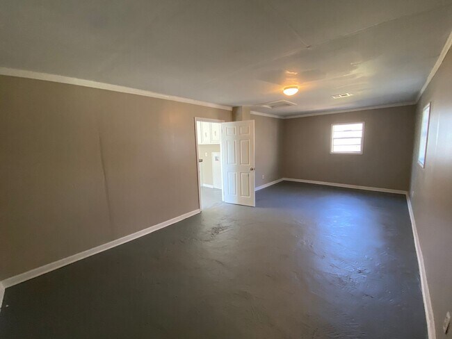 Building Photo - Spacious 4-Bedroom Home – Section 8 Welcome!