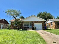 Building Photo - 252 E Coe Dr