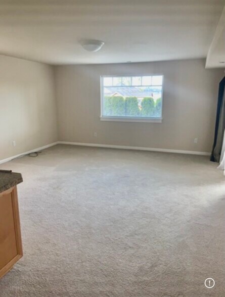 Living room - 823 E Lakeshore Dr