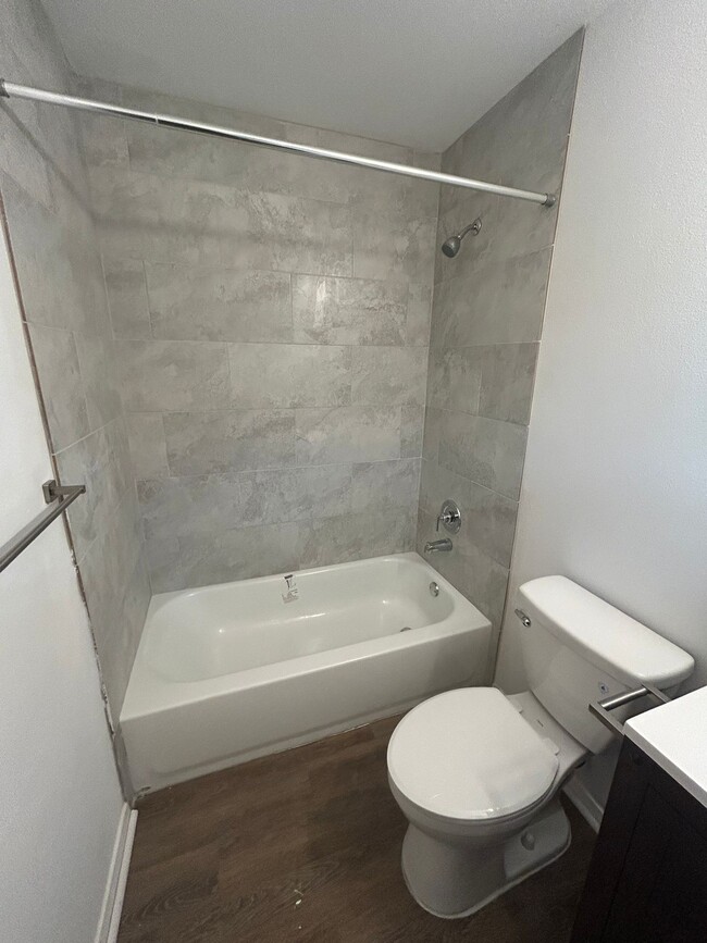 Front Bedroom Shower/ Tub - 5110 Dumore Dr