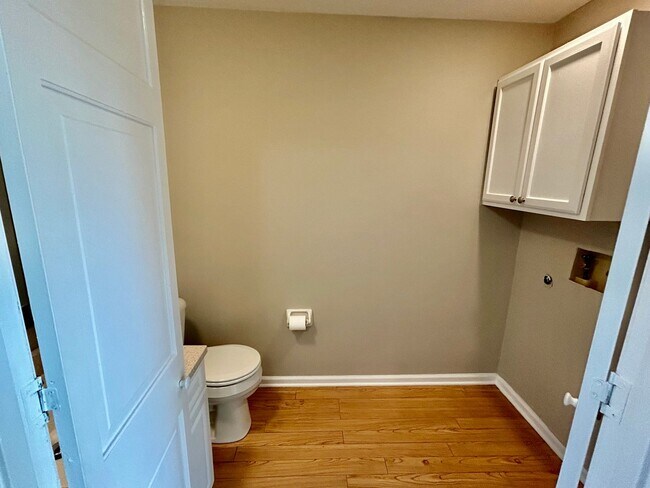 Building Photo - 2 Bed 1.5 Bath in Lexington!