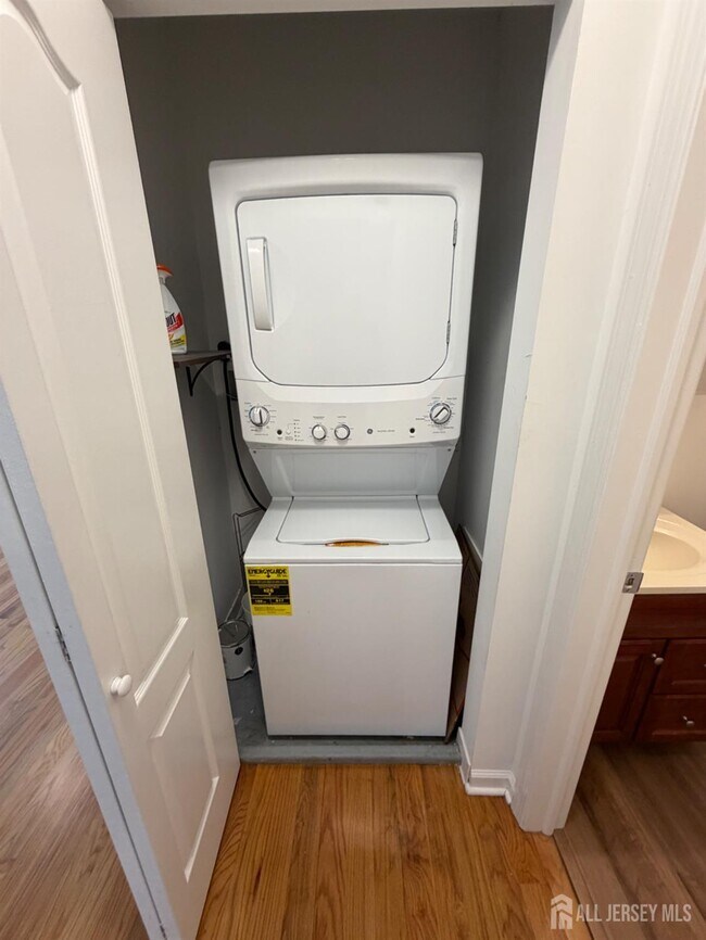 Building Photo - 16 E Kupsch St