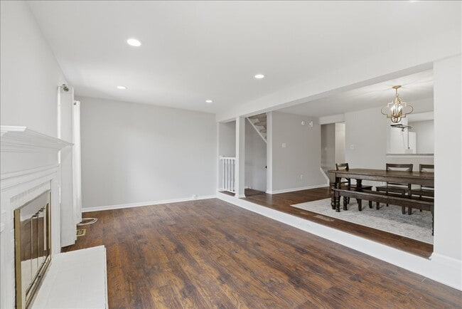 Building Photo - Updated 3BR / 2.5BA Townhome in Summit Chase – Over 1,900 Sq Ft with Deck & Fenced Patio!