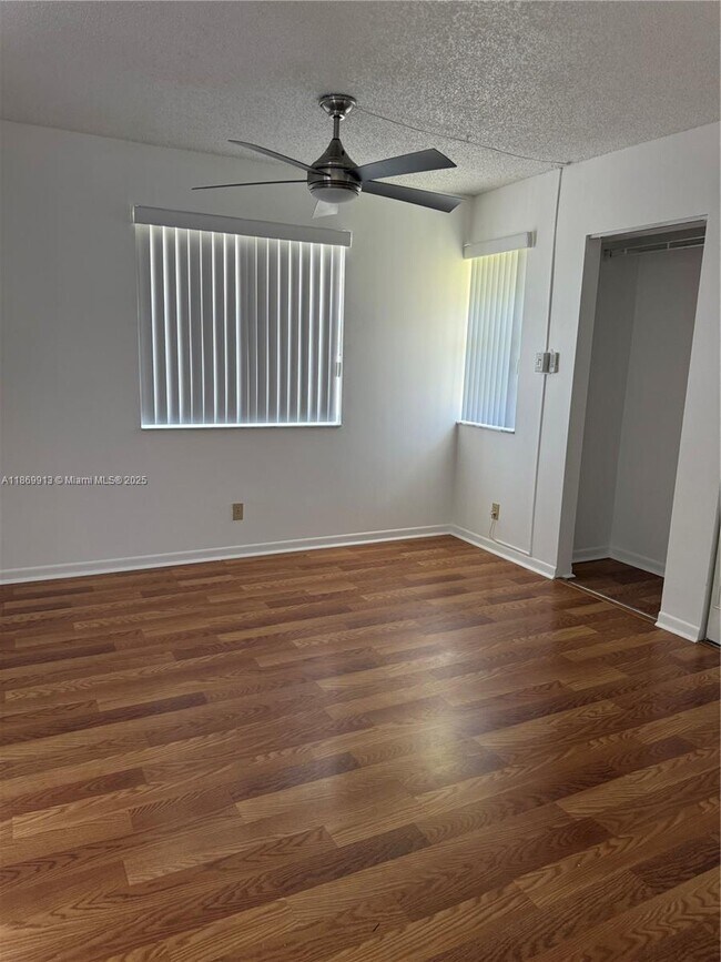 Building Photo - 9906 Twin Lakes Dr